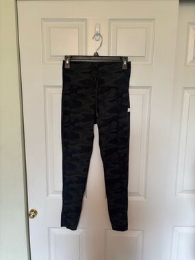 Vuori Daily Leggings Camo Green Size Medium Drawstring Comfy Athletic Women’s